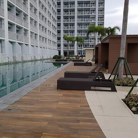 Studio Unit At The Breeze Residences Manila Exterior photo